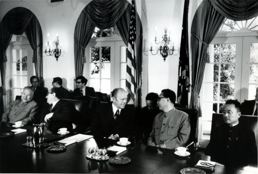 △1975年9月8日，美国总统福特在白宫会见中国贸促会副主任李川率领的中国贸促会代表团