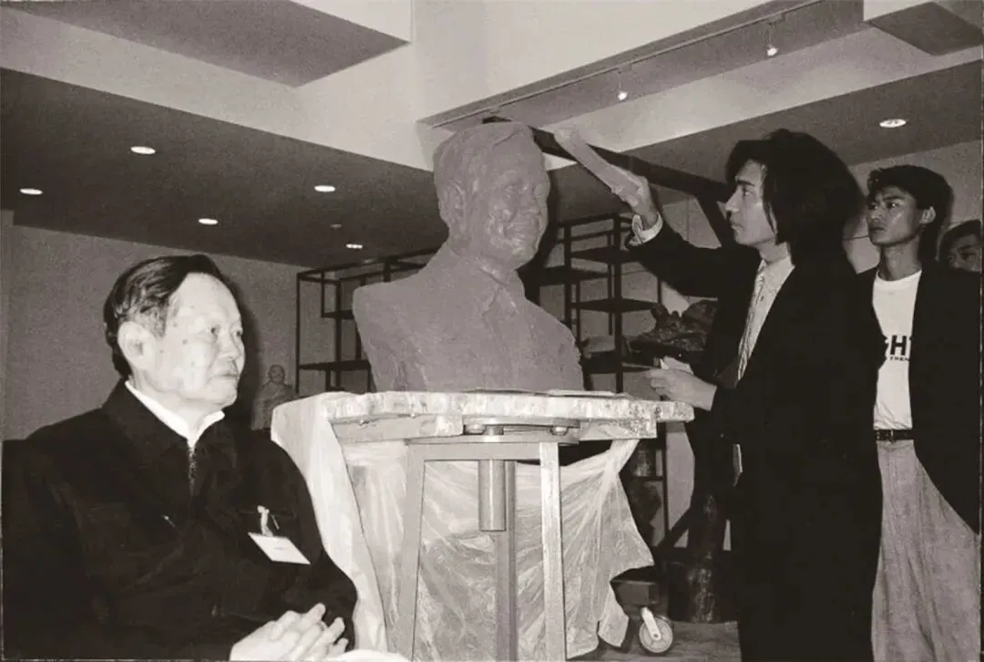 △2001年,在南京大学吴为山雕塑工作室,吴为山正在为杨振宁先生塑像。