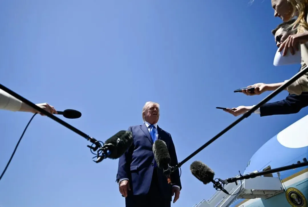 唐纳德·特朗普总统在周六于棕榈滩国际机场登机前与记者发表讲话。
