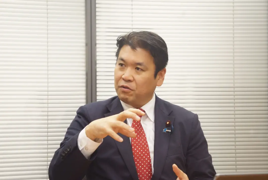 出轨塌房骂首相，高市却要力保他？