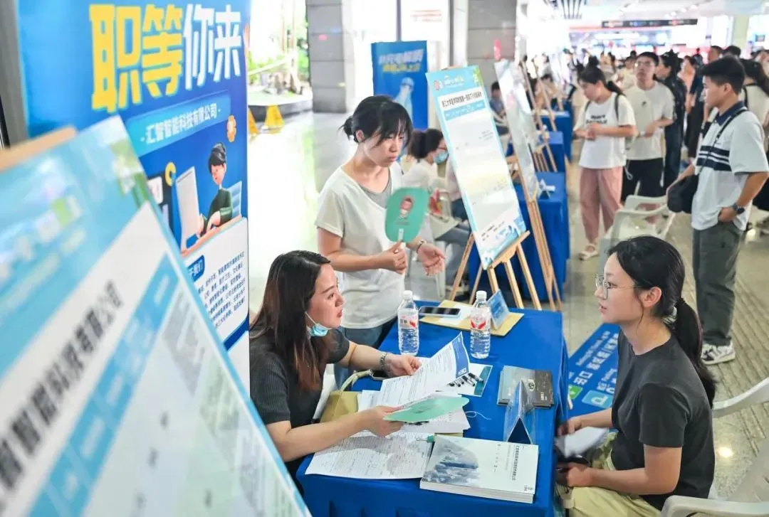 7月9日，“清涼職夏 一崗潤心”高校畢業(yè)生就業(yè)（見習(xí)）招聘會在鐵路杭州東站舉行 圖源：潮新聞客戶端