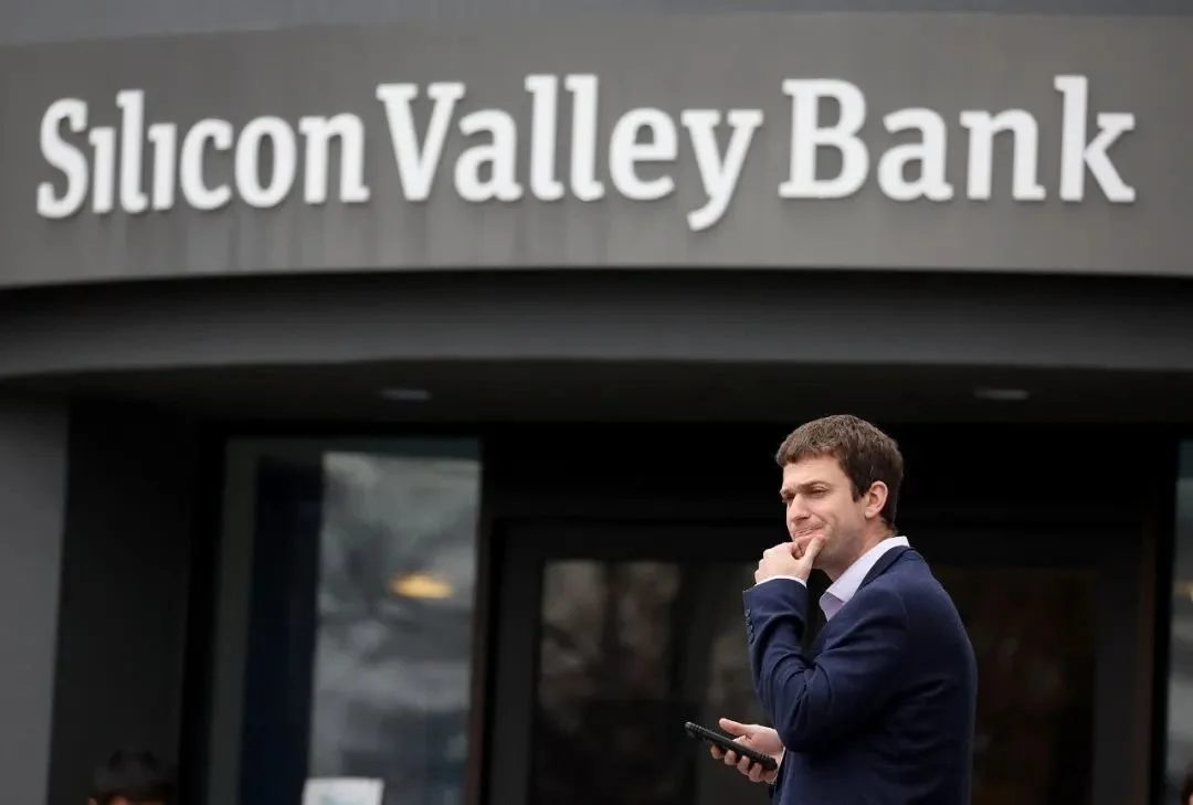 当地时间3月10日，美国加利福尼亚州圣塔克莱拉，一名客户站在关闭的硅谷银行总部外。图源：视觉中国