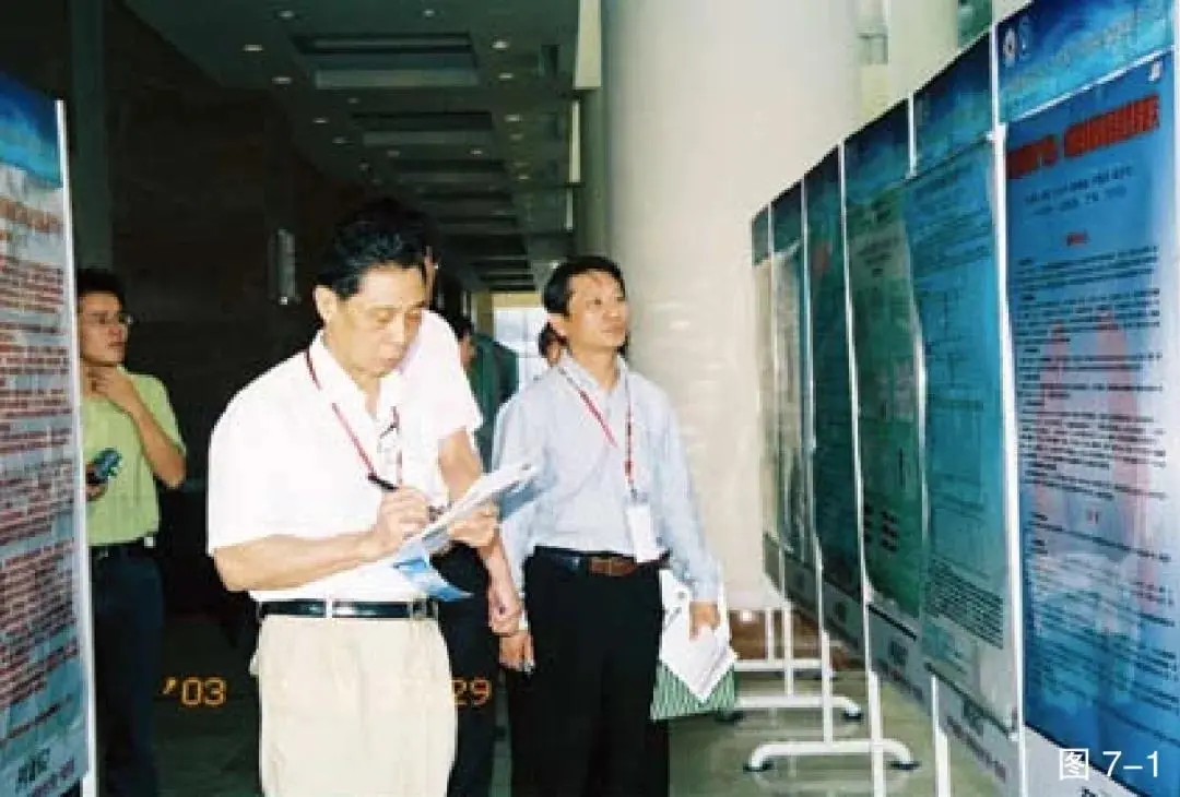 在2006年哮喘年会上，钟南山与沈华浩一起评审壁报。图片来源：“南山呼吸”公众号