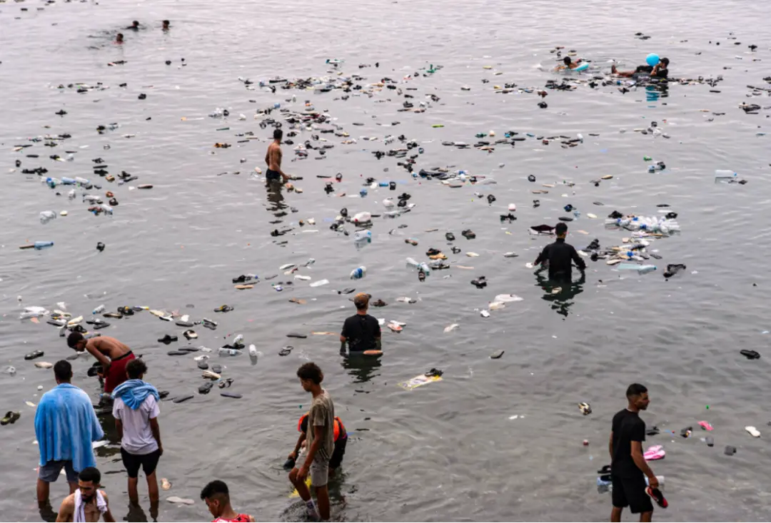 ◆休达近海,海面上漂浮着摩洛哥非法移民带来的物品和垃圾。(图源:美联社)