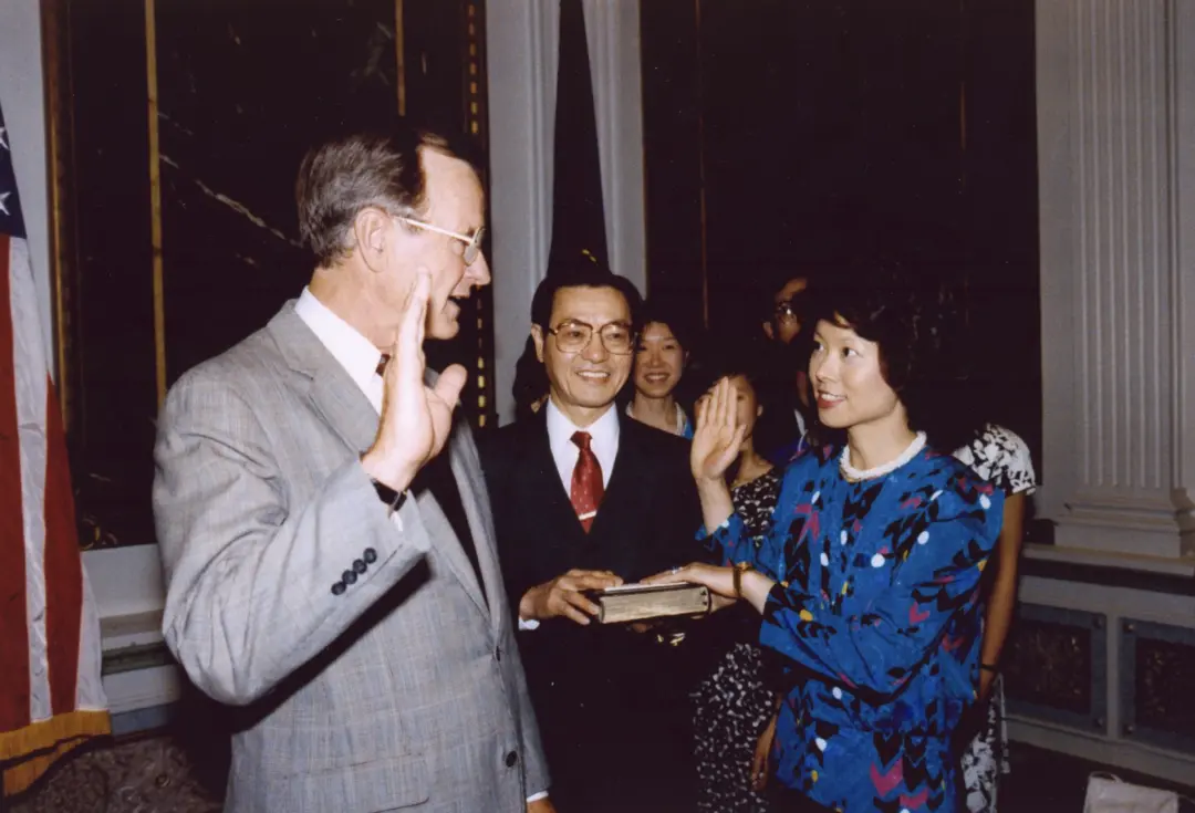 ▲赵小兰在当时副总统老布什的陪同下宣誓就任联邦海事委员会主席。后面是她父亲赵锡成。