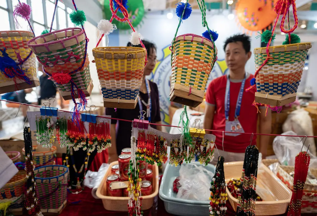 ▲在中国—南亚博览会上，缅甸展区展出的竹编工艺品 新华社发
