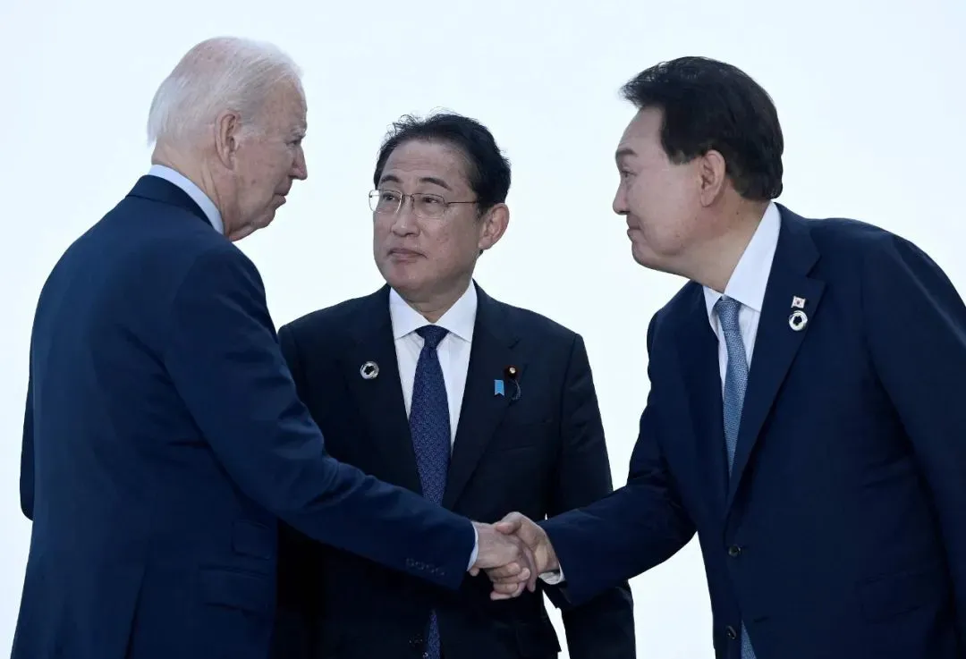 拜登、岸田文雄、韩国总统尹锡悦（右） 资料图 图源：视觉中国
