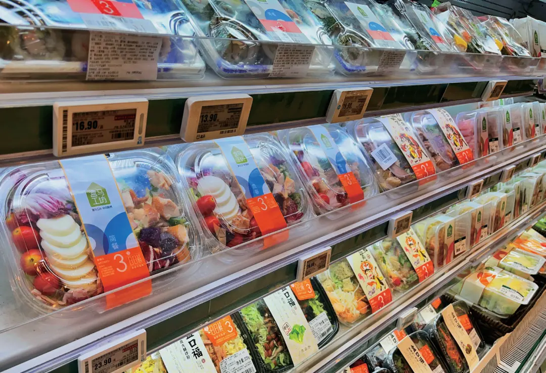 2022 年 8 月 3 日，北京。超市里的轻食简餐售卖区。（图 / 视觉中国）