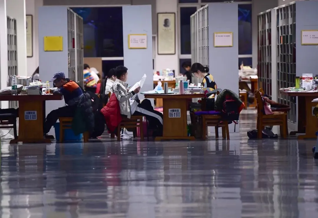 沈阳一高校的图书馆内，学生们挑灯夜读。