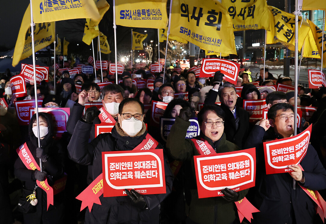 当地时间2024年2月22日，韩国首尔，医师协会成员在总统府前举行抗议活动。