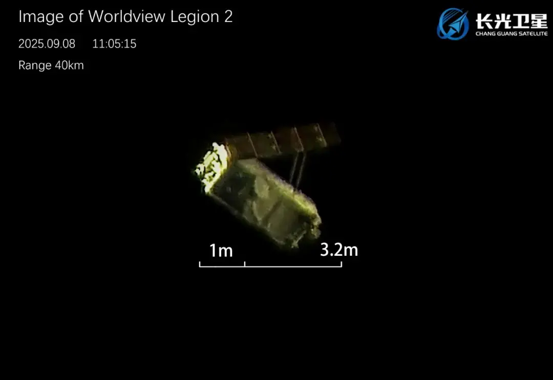 “吉林一号”成功“拍照取证”,拍摄国际空间站(上)和美国的“世景军团”卫星(下)。 图片来源:长光卫星
