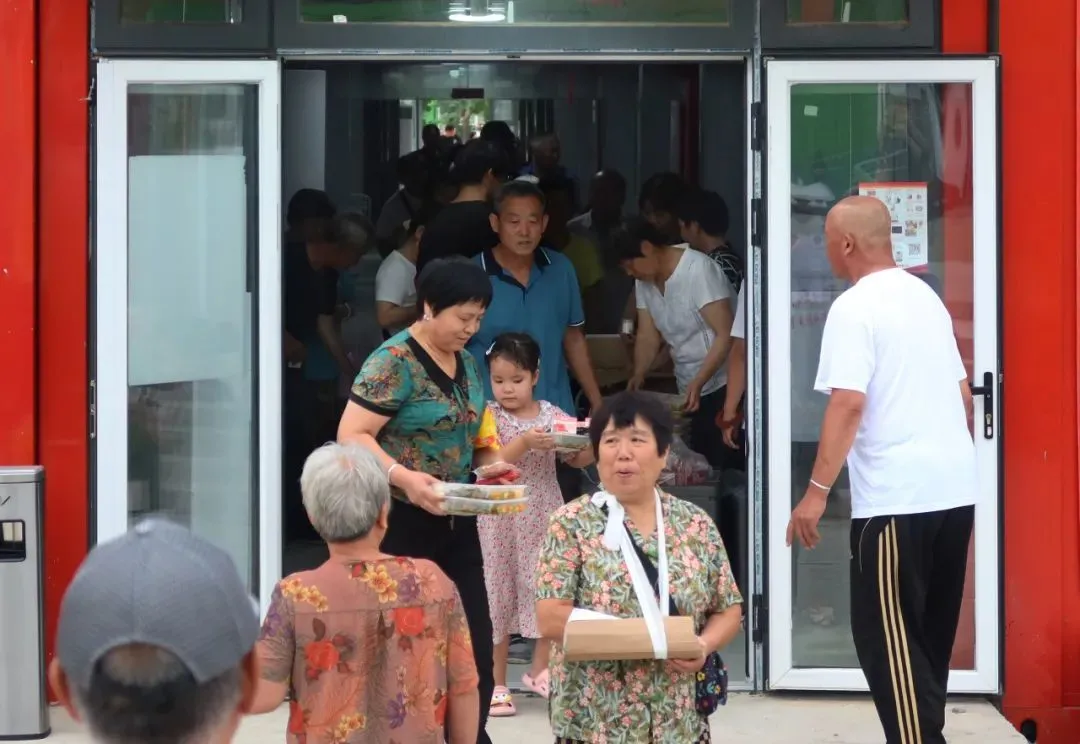 8月7日下午，居民在安置点排队领饭。中青报·中青网记者 郑萍萍/摄
