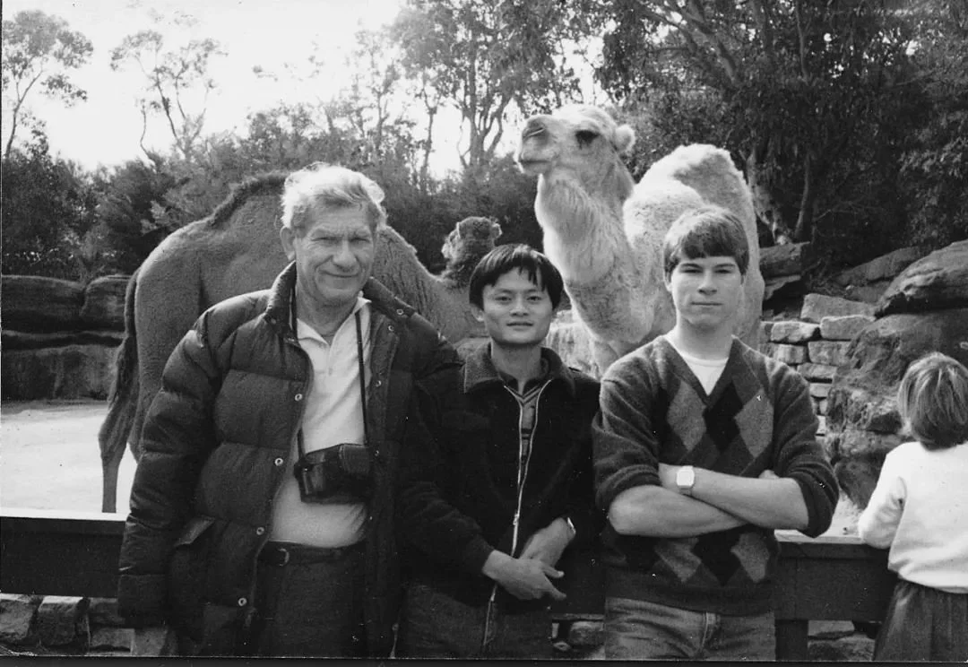 1985年马云在肯·莫利邀请下第一次来到澳大利亚，图为马云与莫利父子