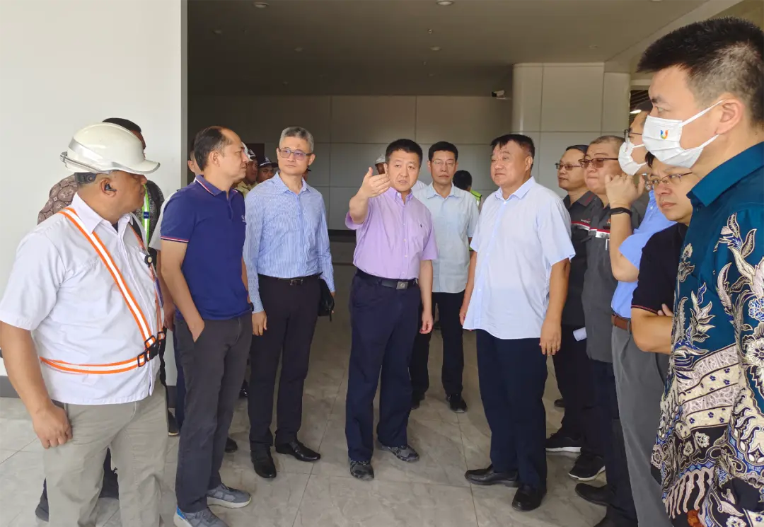 9月1日，陆慷（中）对雅万高铁项目进行考察。供图/中国驻印尼大使馆