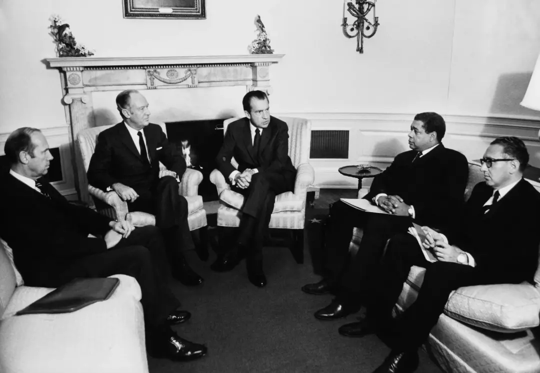 ｜｜1970年尼克松总统（左三）、时任国务卿罗杰斯（左二）和基辛格（右一）在华盛顿