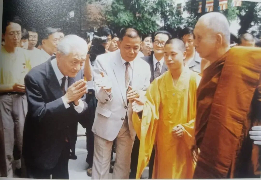 1993年6月21日，赵朴初会长在广济寺迎接泰国僧王，净因法师为翻译