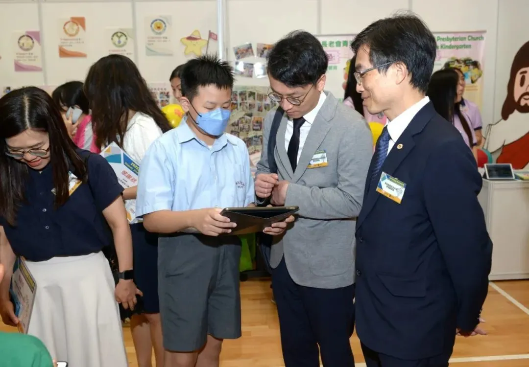 香港离岛区校长会主席、黄楚标中学校长许振隆（右）参加离岛区教育博览会