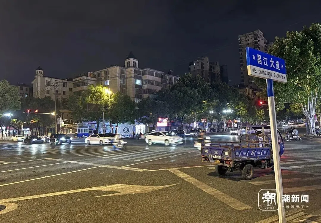 在该路口等红绿灯时,廖某宇和同车人发生口角。潮新闻记者 于诗奇 摄