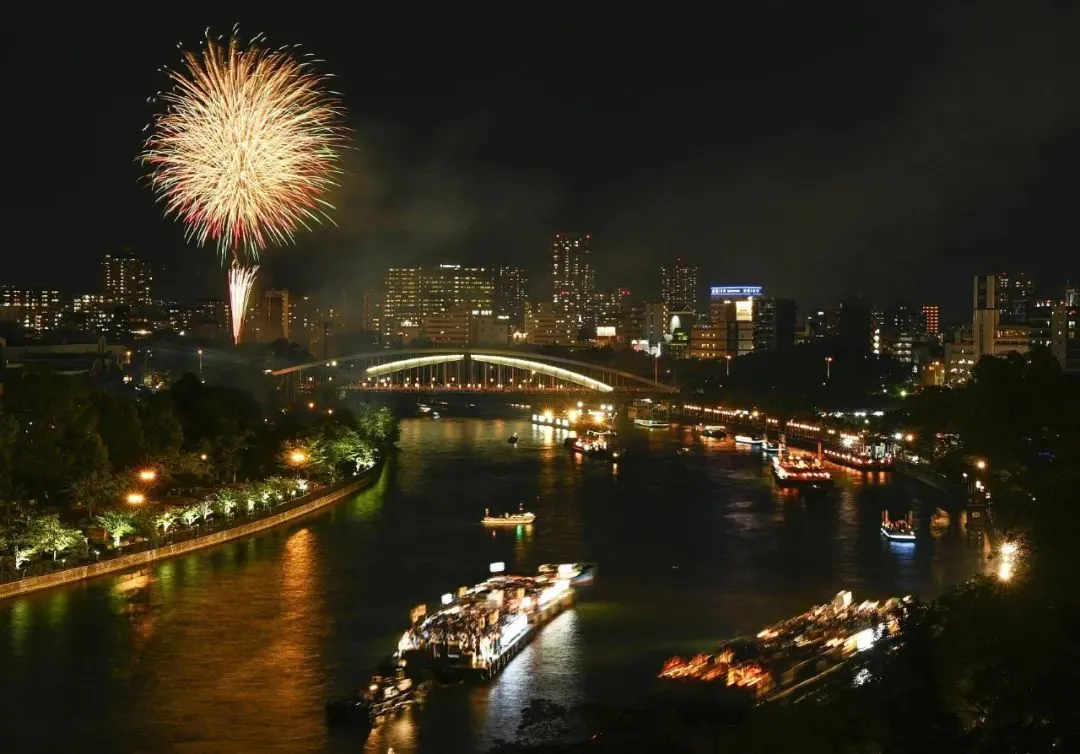 △每年的天神祭，都以一场盛大的海上烟花收尾，但人实在太多了，我没有参与的兴致。（图/视觉中国）