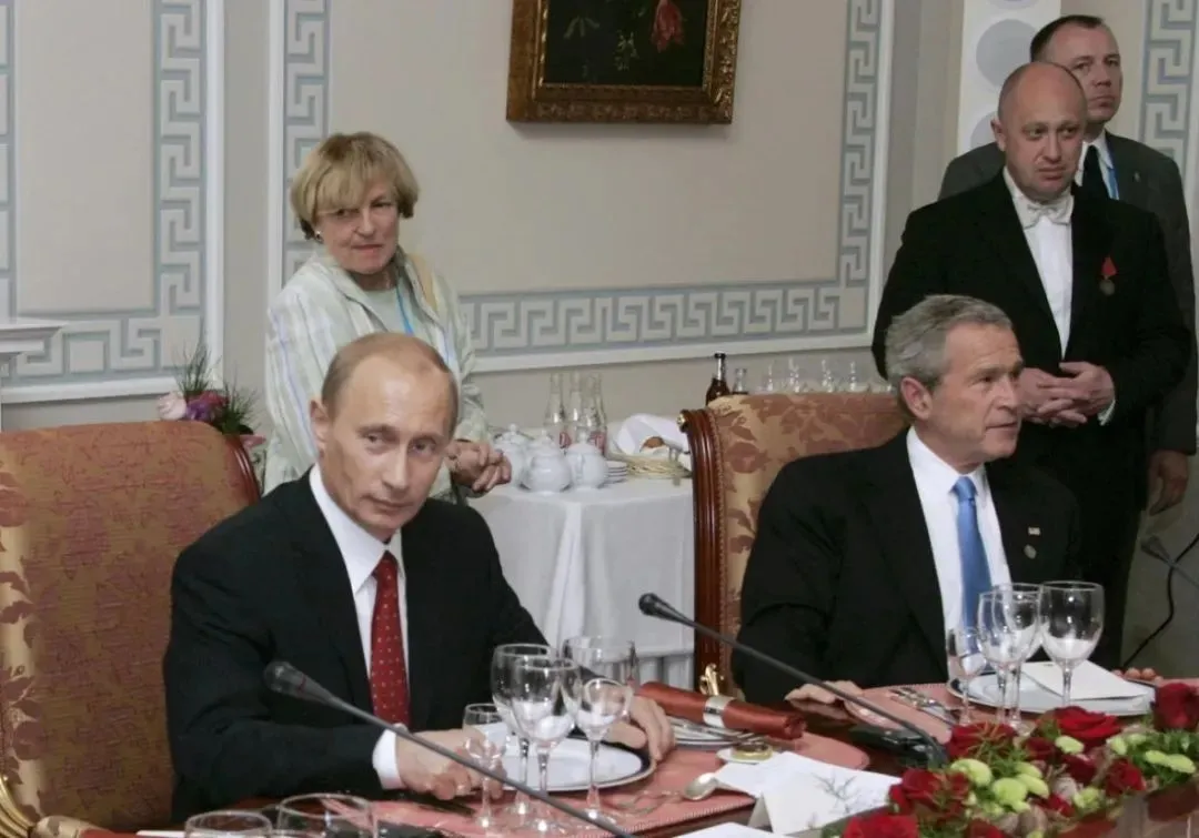 在2006年一张照片中，俄罗斯总统普京在圣彼得堡接待了美国总统乔治·布什。右二为被称为是“普京的厨师”的尤金·普里戈任。图源：Sergei Zhukov摄/AP