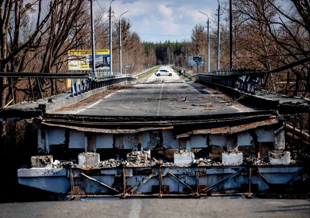 4月5日，顿巴斯地区，汽车在一座被毁的桥梁前掉头。图/人民视觉