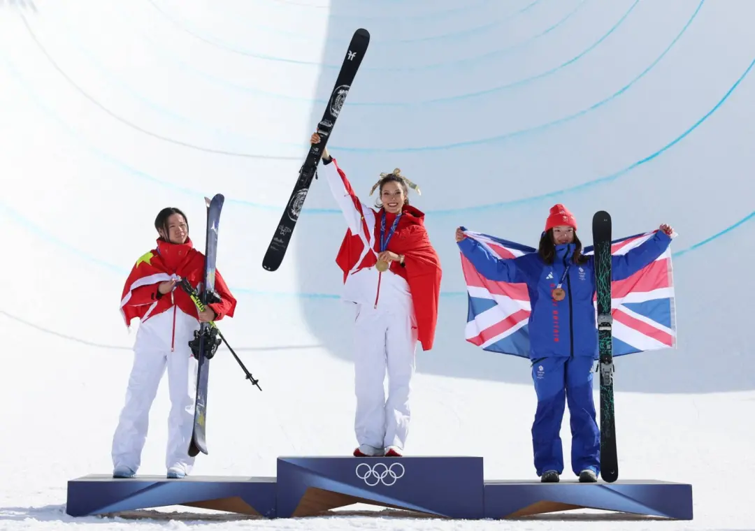 ▲22日举行的米兰冬奥会自由式滑雪女子U型场地决赛,谷爱凌夺金,收获了个人第6枚冬奥奖牌。