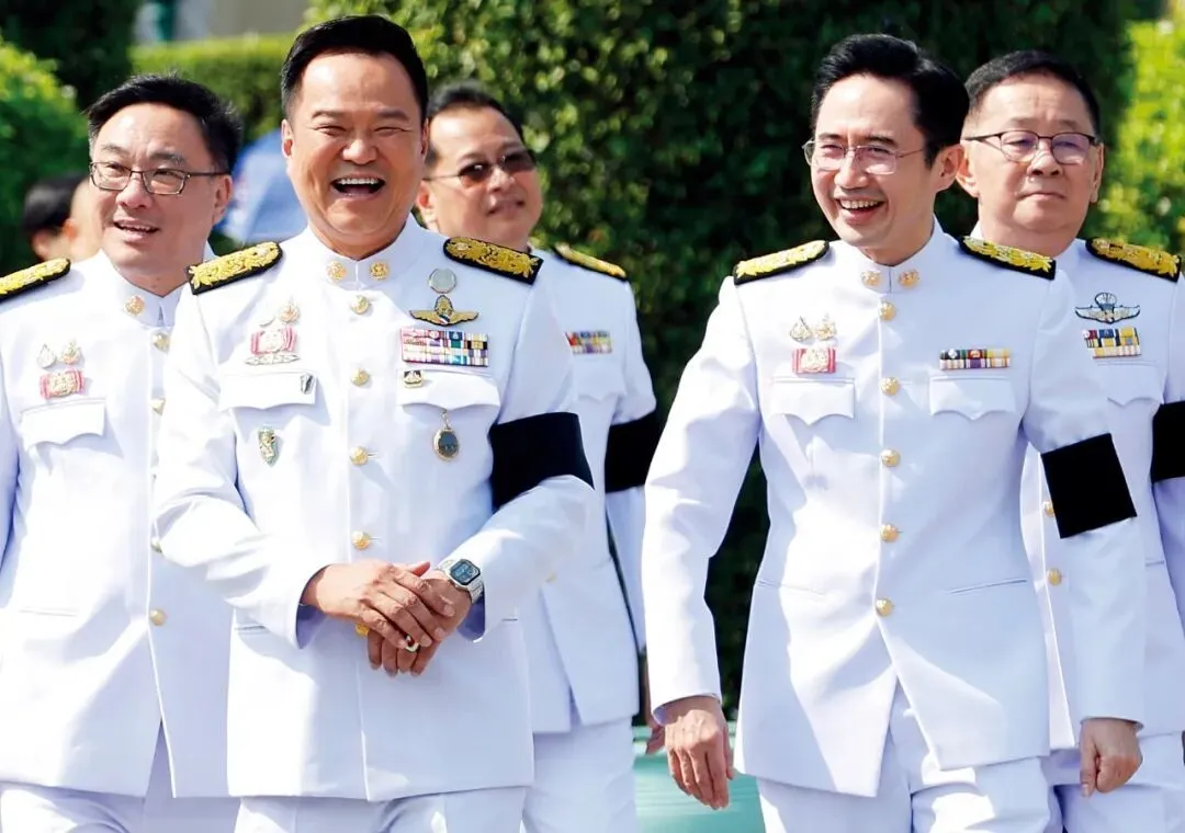 4月6日，泰国总理阿努廷（前左）与高等教育与科研创新部长裕差南（前右）出席内阁合影。图/视觉中国