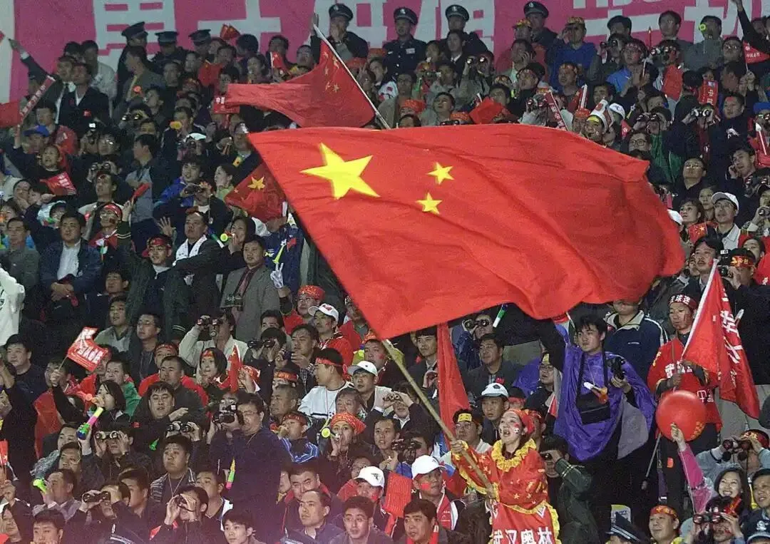 2001年10月7日,沈阳五里河体育场,中国队对阵阿曼队的比赛中,球迷们在看台上挥舞国旗。