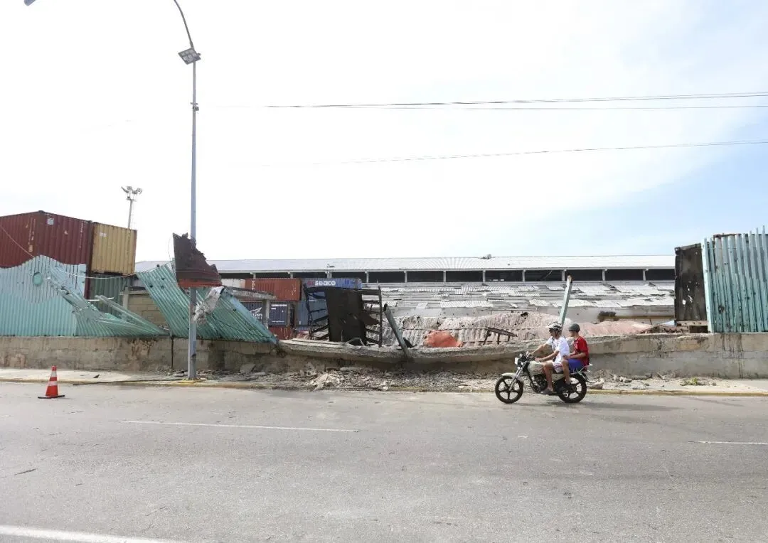 这是1月3日在委内瑞拉拉瓜伊拉港拍摄的空袭造成的建筑残骸 图源：新华社