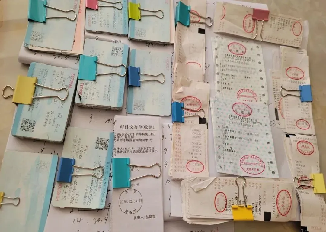 案件审理期间，郑小东家人为辩护、申诉四处奔波，火车票攒下厚厚一叠