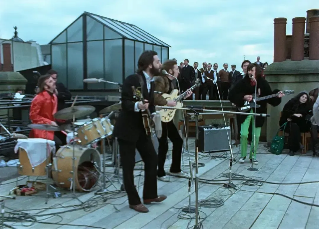 △ 1969年“屋顶演唱会”（The Beatles Rooftop Concert）现场。这场演出是披头士乐队的最后一场演出，亦对流行音乐史具有重要意义。
