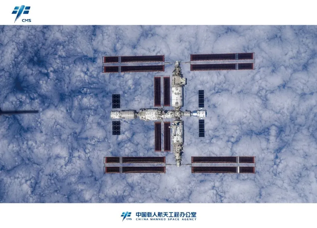 神舟十六号航天员拍摄空间站组合体全景图像