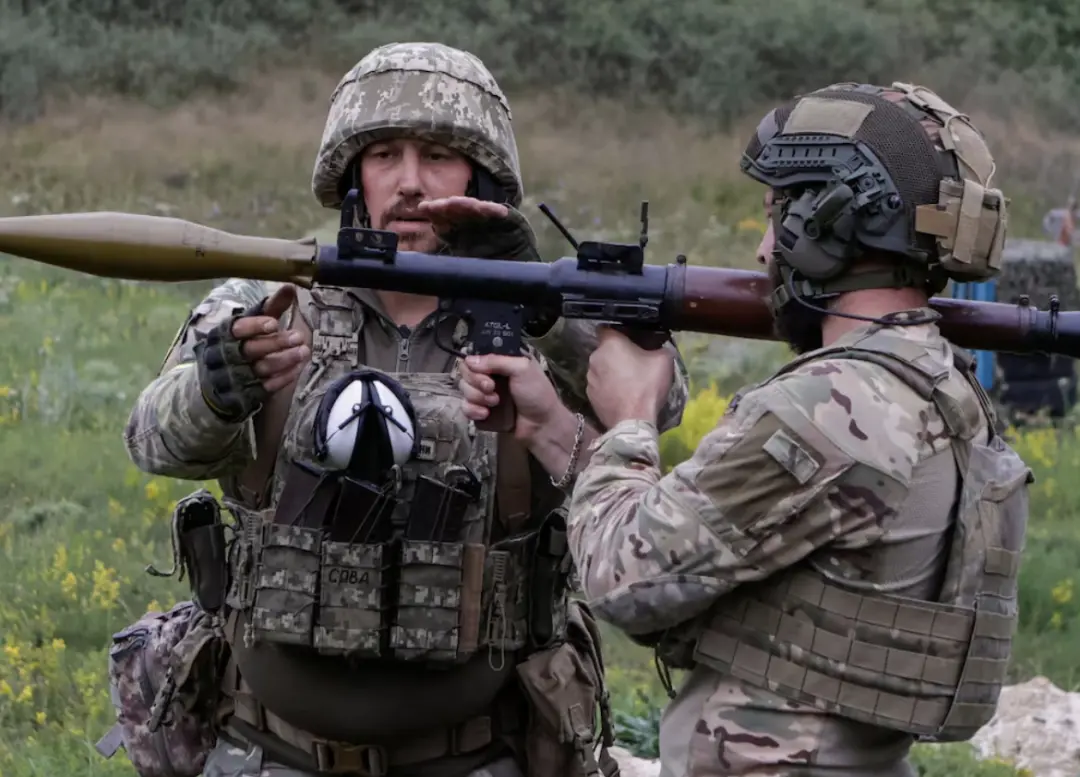 ��2025��8��11�գ��ڿ�����װ���ӵ�58�������������õ�ʿ����ѵ�����ľ�����ϰ��ʹ�� RPG-7 �񵯷������� ͼԴ��·͸��