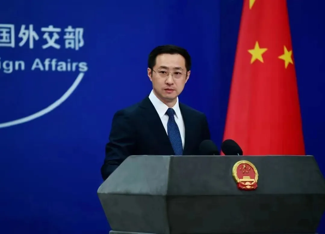 ▎外交部发言人林剑18号表示，越南单方面提交南海外大陆架的划界案，其相关的主张涵盖中国南沙群岛的部分区域，侵犯了中方的领土主权和海洋权益。越南此前在提交划界案时还向联合国提交了反对照会，回应菲律宾6月14日提交的南海外大陆架划界案。
