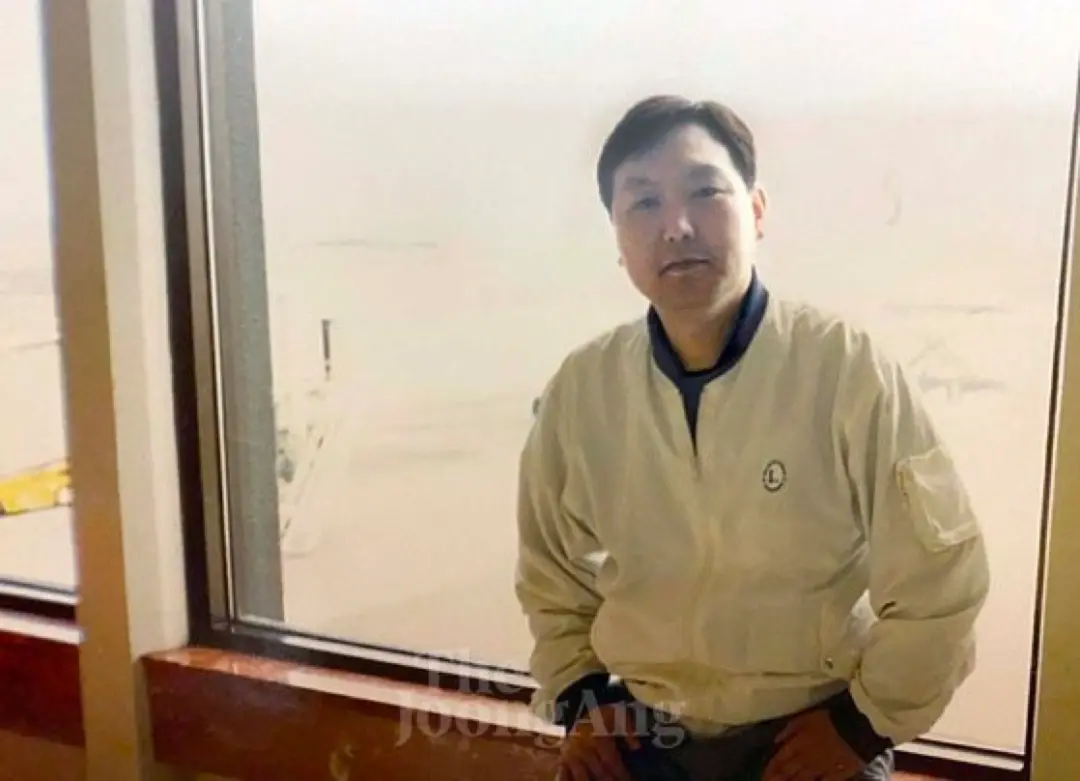 尹锡悦在司法研修院结业后被聘为检察官，首次步入社会职场，这是他34岁的照片。