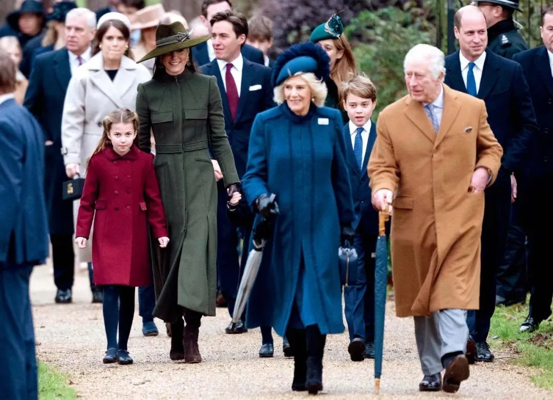2023年12月25日，英国桑德林汉姆，英国王室成员在圣玛丽抹大拉教堂参加圣诞节礼拜。英国国王查尔斯三世、卡米拉王后、威廉王子、凯特王妃、夏洛特公主、乔治王子现身。图/视觉中国