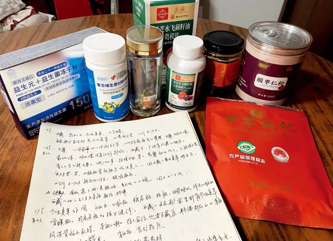 李芳在微信直播間購買的產(chǎn)品以及記下的聽課筆記。攝影/本刊記者 孫厚銘