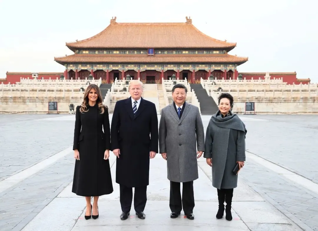 2017年11月8日，国家主席习近平和夫人彭丽媛陪同来华进行国事访问的美国总统特朗普和夫人梅拉尼娅参观故宫博物院。两国元首夫妇在太和殿广场合影。图/新华