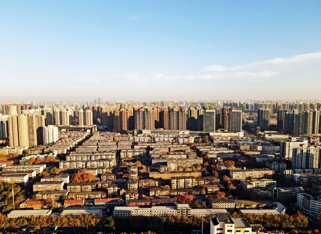 2021年12月，郑州中原区二环区域的老旧小区被三环内外的高层建筑包围。图/视觉中国