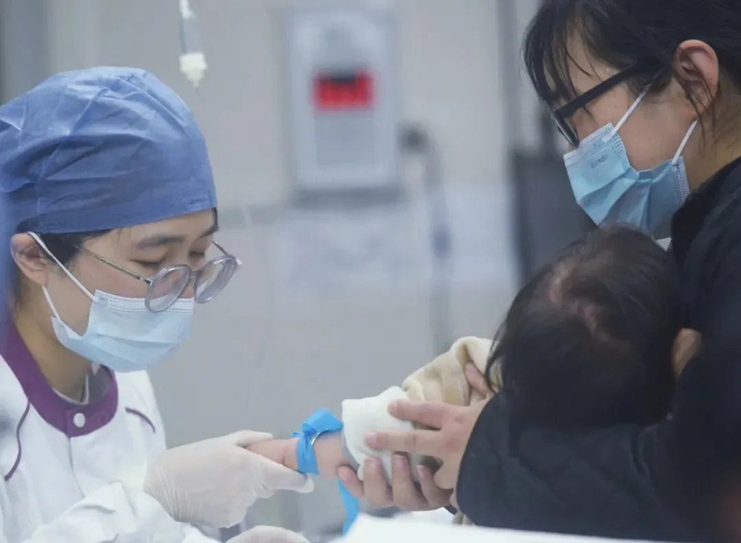 护士在为患儿输液 / 视觉中国