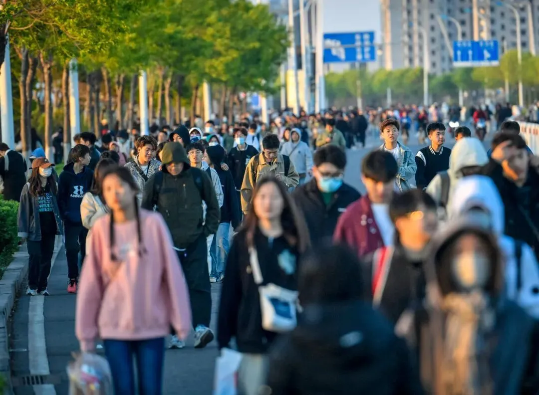 2023年5月1日早晨，天津滨海新区东疆亲海公园，在看完5点10分的日出后，大学生“特种兵”们结伴陆续开启返程。（图/IC photo）