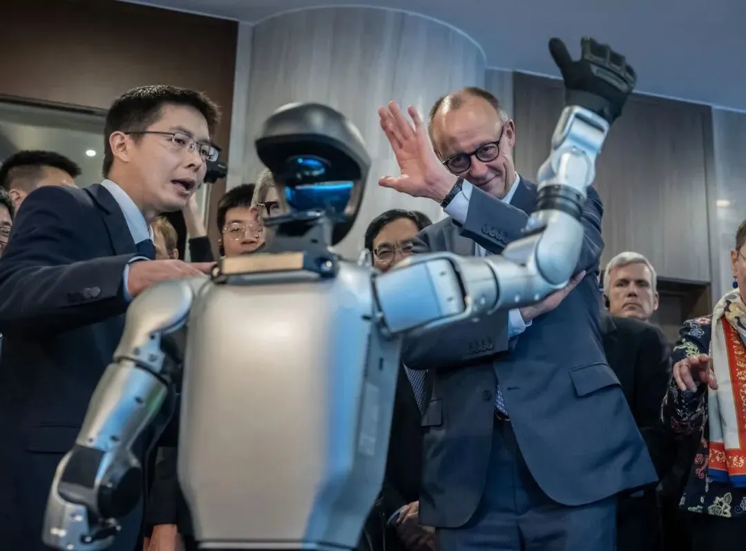｜｜默茨在宇树科技与机器人互动