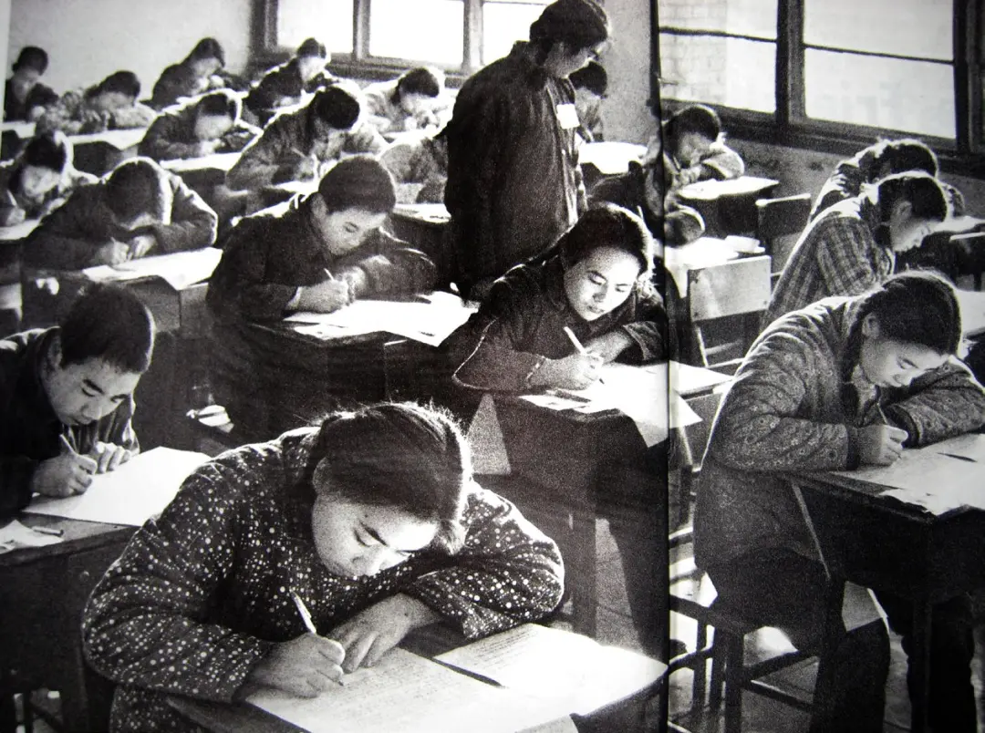 ·1977年12月高考制度恢复后的一个考试场景。