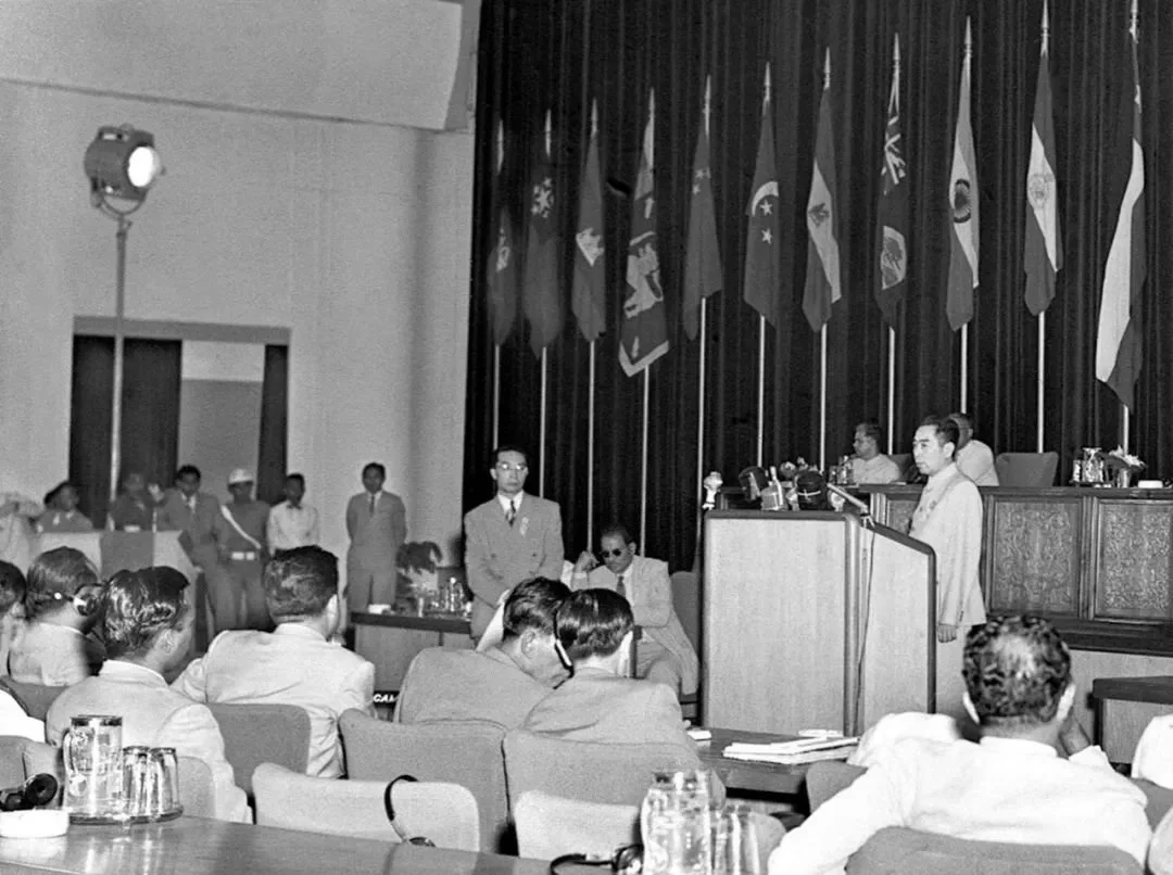 ▲ 1955年4月，周恩来总理在万隆会议上发言。