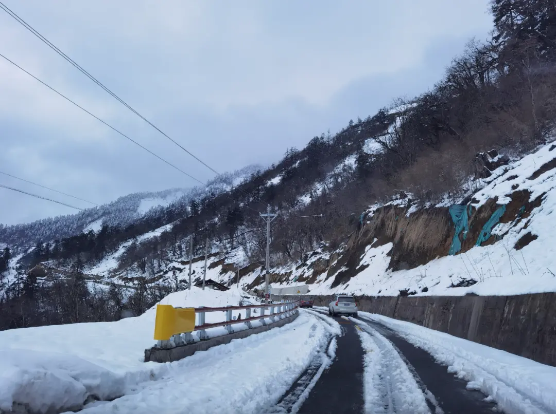 路上都是積雪，車(chē)輛有打滑的風(fēng)險(xiǎn)。（圖/受訪者供圖）