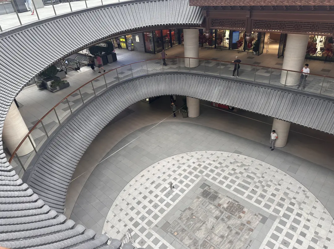 △下沉式环形设计。（图/吃卜宝 摄）