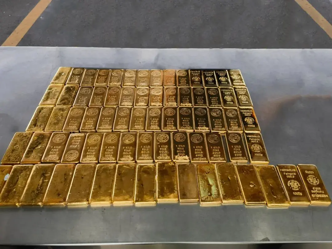 价值4000万元的金条藏在车底，海关当场查获！
