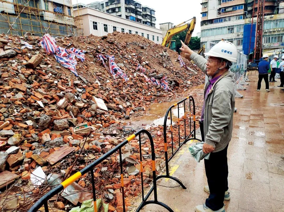 广州市花都区，73岁的业主徐耀通站在拆除后的集群街2号楼前，对重建后的新房充满期待。