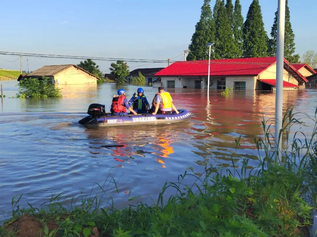 7月6日，湖南岳阳，华容县团洲垸洞庭湖区域，娄底市双峰县蓝天救援队救援人员将被困村民救上岸。