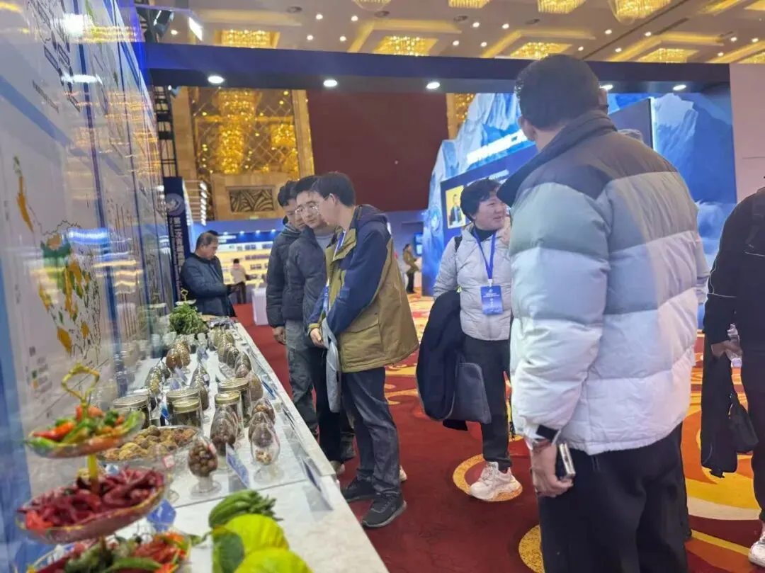 展览现场，与会者在参观科考报告与农作物成果展品。冯丽妃摄